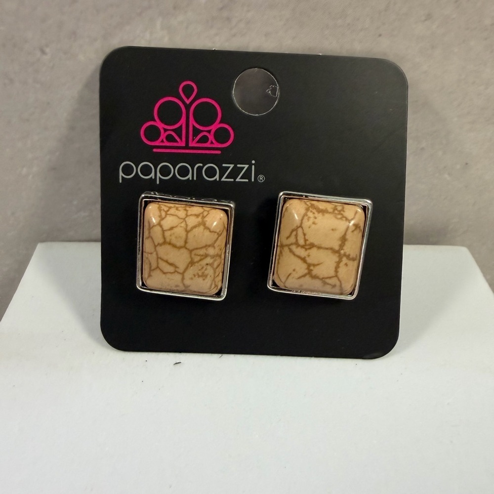 🩷5/$10🩷 Paparazzi Beige Marbled Square Frame Stud Earrings
